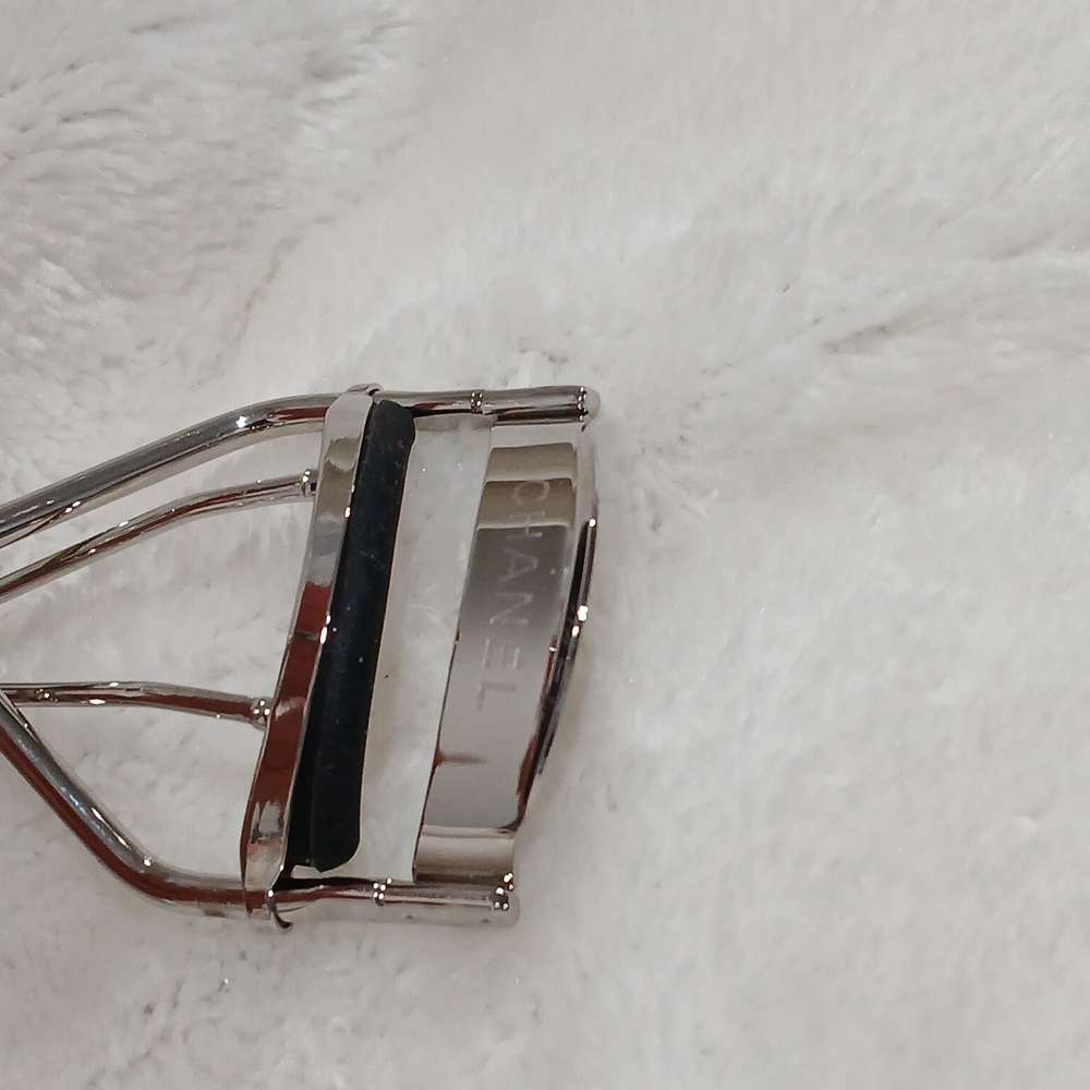 CHANEL Silver Eyelash Curler - Picture 3 of 4
